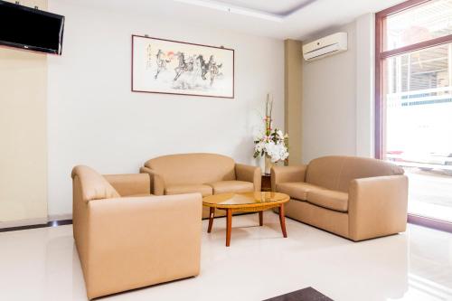 Zona de estar de Capital O 1867 Kara Guest House