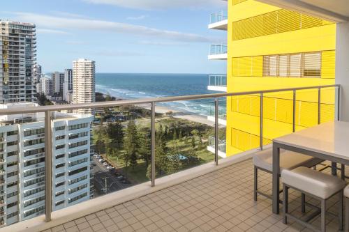 Ein allgemeiner Meerblick oder ein Meerblick von des Aparthotels aus