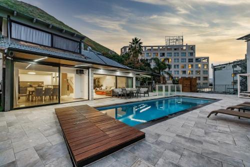 提比里亚וילה רז של רשת לב הגולן - וילה מדהימה עם בריכה פרטית מחוממת וסאונה的带游泳池和露台的房子