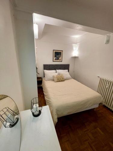 Cette petite chambre comprend 2 lits et 2 tables. dans l'établissement Lecourbe Porte de Versailles, à Paris