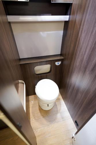 a bathroom with a white toilet in a room at Domki i POKOJE PLAŻOWE in Darlowko