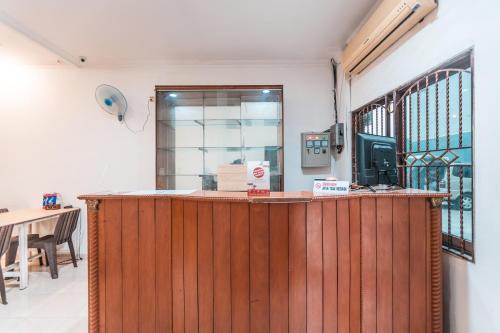 Телевизор и/или развлекательный центр в Hotel O Eden Guest House