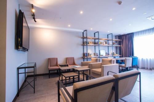 TV a/nebo společenská místnost v ubytování Hotel O Mokka Hotel