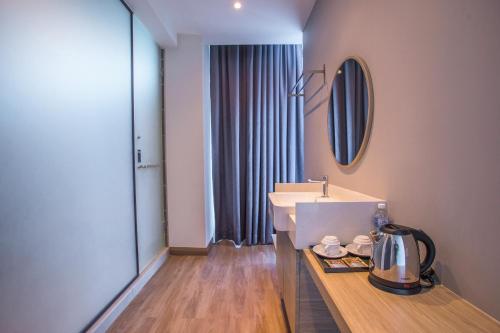 Příslušenství pro přípravu čaje a kávy v ubytování Hotel O Mokka Hotel