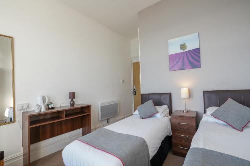 Postel nebo postele na pokoji v ubytování OYO Shanklin Beach Hotel