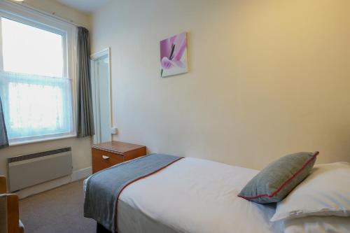 Postel nebo postele na pokoji v ubytování OYO Shanklin Beach Hotel