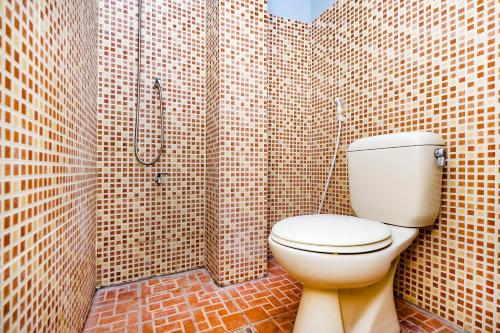 a bathroom with a toilet and a shower at Hotel O Solo Point Guest House Syariah in Solo