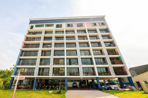 un grand bâtiment avec beaucoup de fenêtres dans l'établissement OYO 458 Nakorn Siam Boutique, à Pattaya