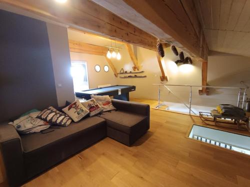 un salon avec un canapé et une table dans l'établissement Chalet luxe refait à neuf, 50m des pistes, garage, terrasse, 125m², 8 pers, animaux acceptés - FR-1-445-192, à Montgenèvre