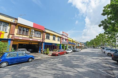 ニライにあるOYO 89656 Melati Hotel Nilaiの建物前の車道