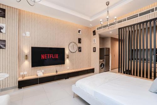 Studio Apartment With Balcony - Infinity View