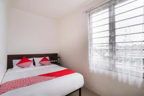 Postel nebo postele na pokoji v ubytování Super OYO 2183 Cibeureum Residence