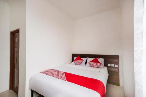 Postel nebo postele na pokoji v ubytování Super OYO 2183 Cibeureum Residence
