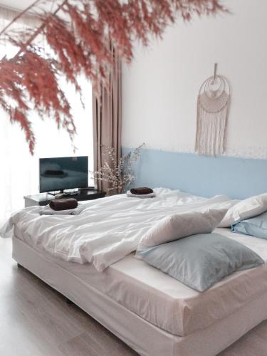 Giường trong phòng chung tại Boho Studio 4 pools 10min to the beach