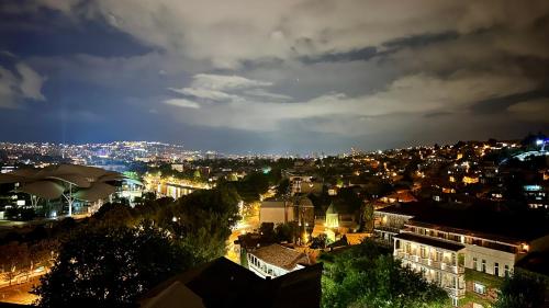 Nespecifikovaný výhled na destinaci Tbilisi nebo výhled na město při pohledu z hotelu