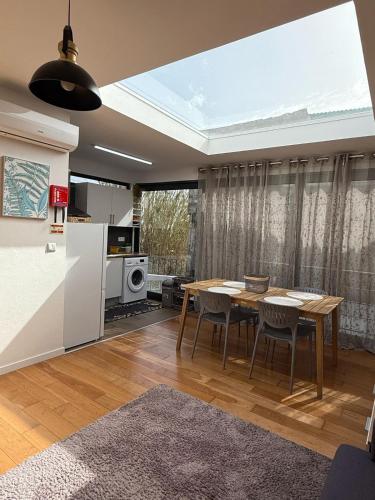 a kitchen and dining room with a table and chairs at Apartamento Deluxe II RB in Ribeira Brava