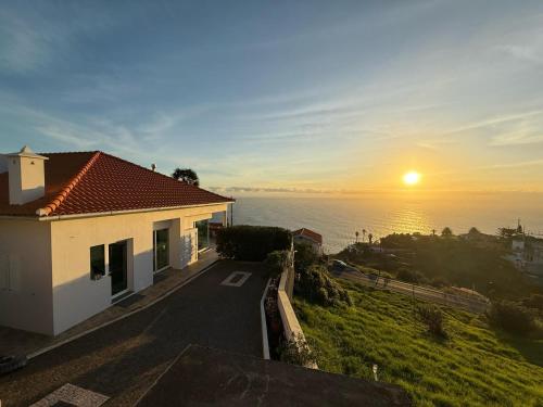 カリェタにあるMagnolia Sunsetsの水上夕日の家
