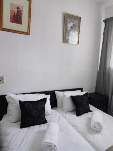 a bedroom with two beds with white sheets and pillows at 406 Seabrook in Margate