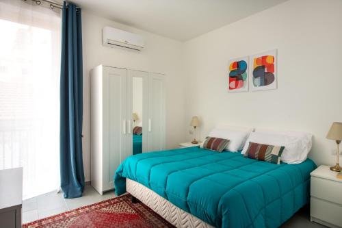 une chambre avec un lit avec une couverture bleue dans l'établissement Civico 61, à Palerme