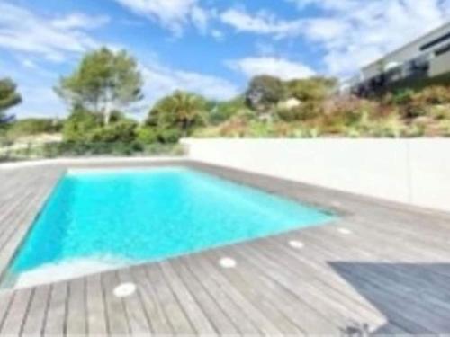 - une piscine sur une terrasse en bois dans l'établissement Appt 2 chambres, 3 étoiles, piscine, wifi, parking, clim, à Saint-Raphaël