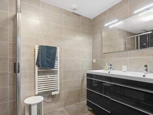une salle de bain avec un lavabo et une douche dans l'établissement Appt 2 chambres, 3 étoiles, piscine, wifi, parking, clim, à Saint-Raphaël