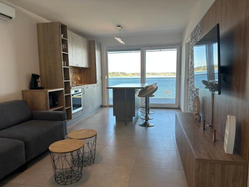 een woonkamer met een bank en een tafel bij APARTMAN SUNSIDE2 NIN in Nin