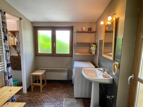 une petite salle de bain avec un lavabo et une fenêtre dans l'établissement Les Althéas - Gîte familial avec terrasses - Sarlat, à Groléjac
