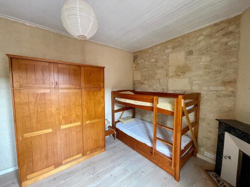 Cette chambre comprend 2 lits superposés et une armoire. dans l'établissement Les Althéas - Gîte familial avec terrasses - Sarlat, à Groléjac