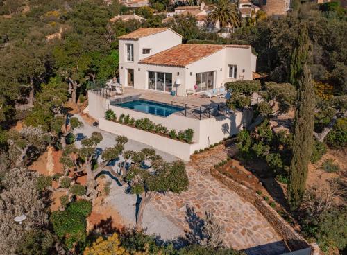une vue aérienne d'une maison avec piscine dans l'établissement Magnifique Villa piscine chauffée, climatisée, vue mer sur les Issambres, aux Issambres
