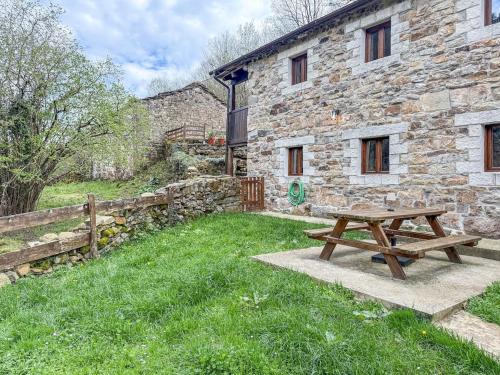 Imagen de la galería de Cabaña La Gurueba, frente rio y cascada, en Vega de Pas