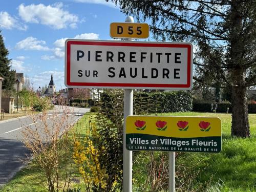 un panneau qui lit le saurer solaire sur une rue dans l'établissement Maison Solognote pour 4 personnes à Pierrefitte sur Sauldre, à Pierrefitte-sur-Sauldre