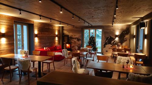 ein Restaurant mit Tischen und Stühlen und einer Couch in der Unterkunft Mariandl am Meer in Binz