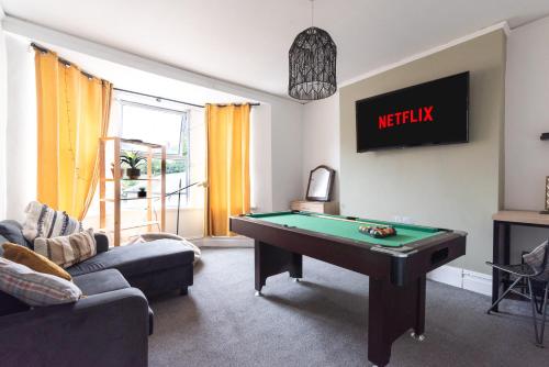 a living room with a pool table in it at Sophia's Retreat - 2 Floor 4 Bed Apartment - Newport - Coastal Getaway in Newport