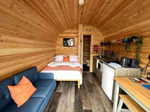 Postel nebo postele na pokoji v ubytování Heb Pods - North Pod