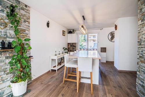 - une cuisine aux murs blancs avec une table et des chaises dans l'établissement Beautiful 3 room apartment - Parking -Centre -Tram, à Nice