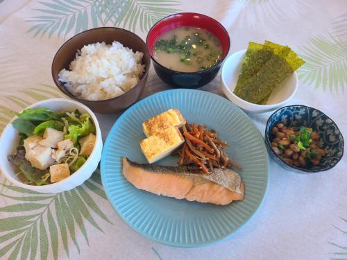 Marine Lodge Marea في جزيرة مياكو: طاولة بها أطباق طعام وأوعية طعام