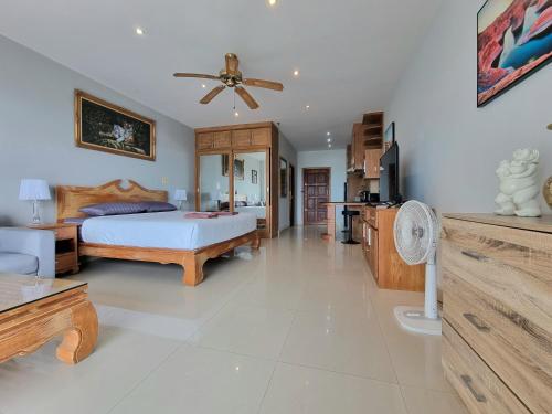 南芭堤雅Viewtalay 5D Studio Koh Larn Island View的一间大卧室,配有一张床和风扇