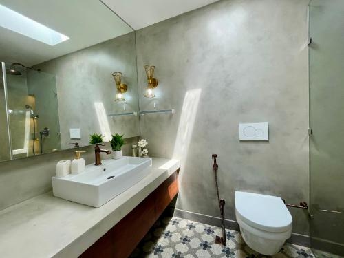 Ένα μπάνιο στο SolVanya by evaddo 2BHK Luxury Villa with Private Pool in Siolim