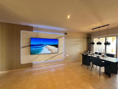 Una televisión o centro de entretenimiento en Terra Palm Golf Apartment 3