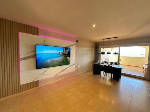 Una televisión o centro de entretenimiento en Terra Palm Golf Apartment 3