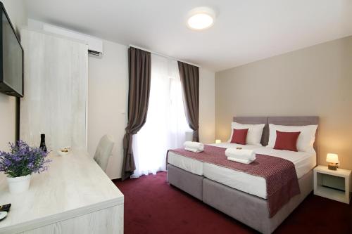 Maxim Deluxe Rooms with Balcony & Private Bathrooms - Downtown Spalato, Quiet Neighborhood