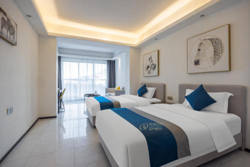 Ένα ή περισσότερα κρεβάτια σε δωμάτιο στο Huizhou Xunliao Bay Qingpu Hotel