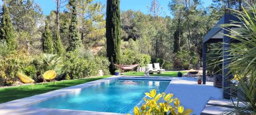 - une piscine dans une cour arborée dans l'établissement Les Cyprès de Chaume, à Vidauban