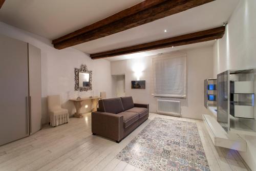 a living room with a couch and a television at La Martinella by Palazzo Bianchini in Siena