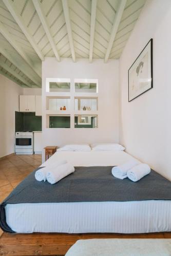 Postel nebo postele na pokoji v ubytování Infinity III - Tranquil Studio Retreat in Kos