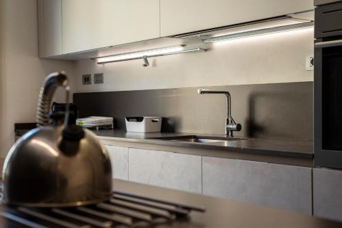 a tea kettle on a stove in a kitchen at La Martinella by Palazzo Bianchini in Siena
