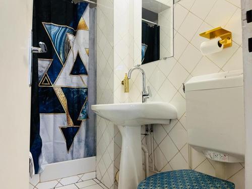 une salle de bain avec un lavabo, des toilettes et un miroir dans l'établissement capucin 2 super studio au pied de la cathédrale, à Reims