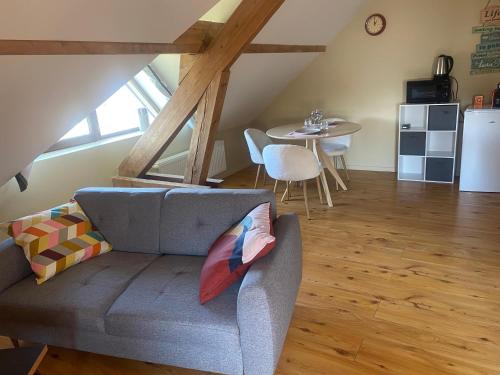 un salon avec un canapé et une table dans l'établissement APPARTEMENT COSY 40 m2, climatisé, parking gratuit, à Annecy