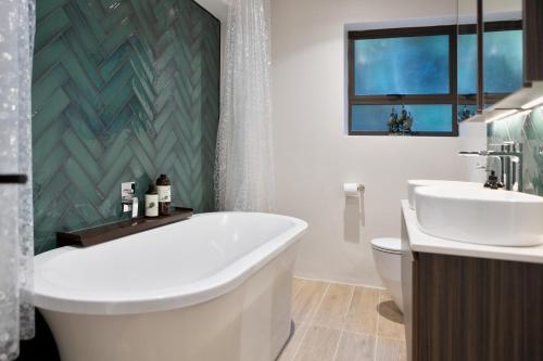 Ένα μπάνιο στο Luxurious 1 bedroom in Camps Bay villa with a pool