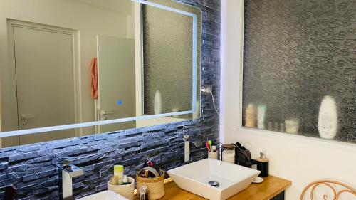 Ένα μπάνιο στο Charmant appartement quartier des thermes